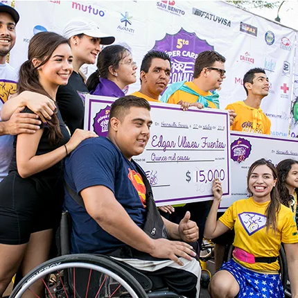 Voluntarios entregan un cheque de $15,000 a Edgar Ulises Fuentes en la Súper Carrera